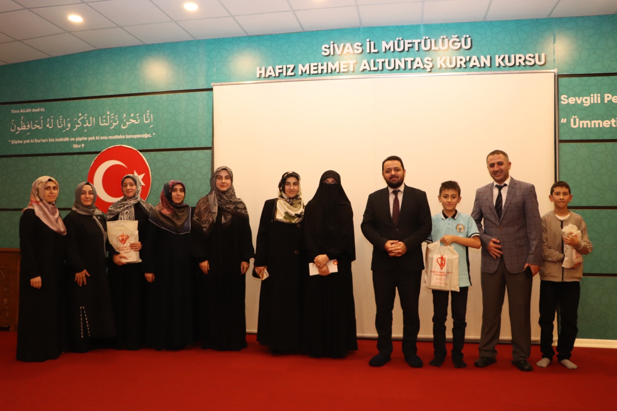 Kur'an-ı Kerim'i güzel okuyan öğrenciler ödüllendirildi