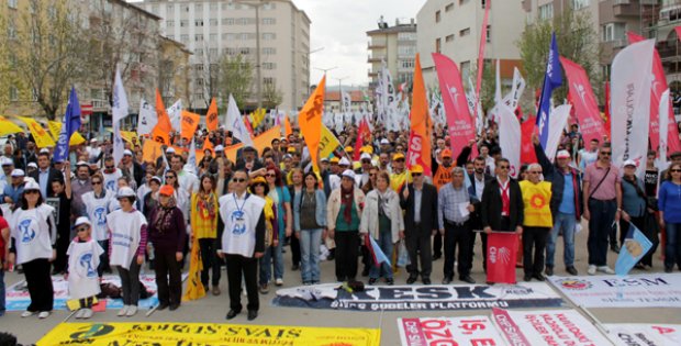 1 Mayıs Yağmur Altında Halay Çekerek Kutlandı