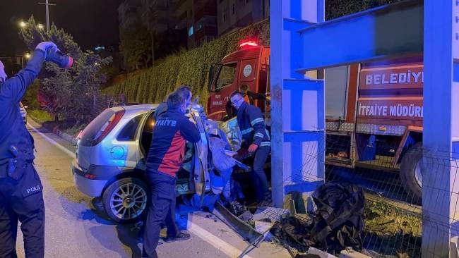 Otomobil üst geçit ayağına çarptı, enkaza döndü