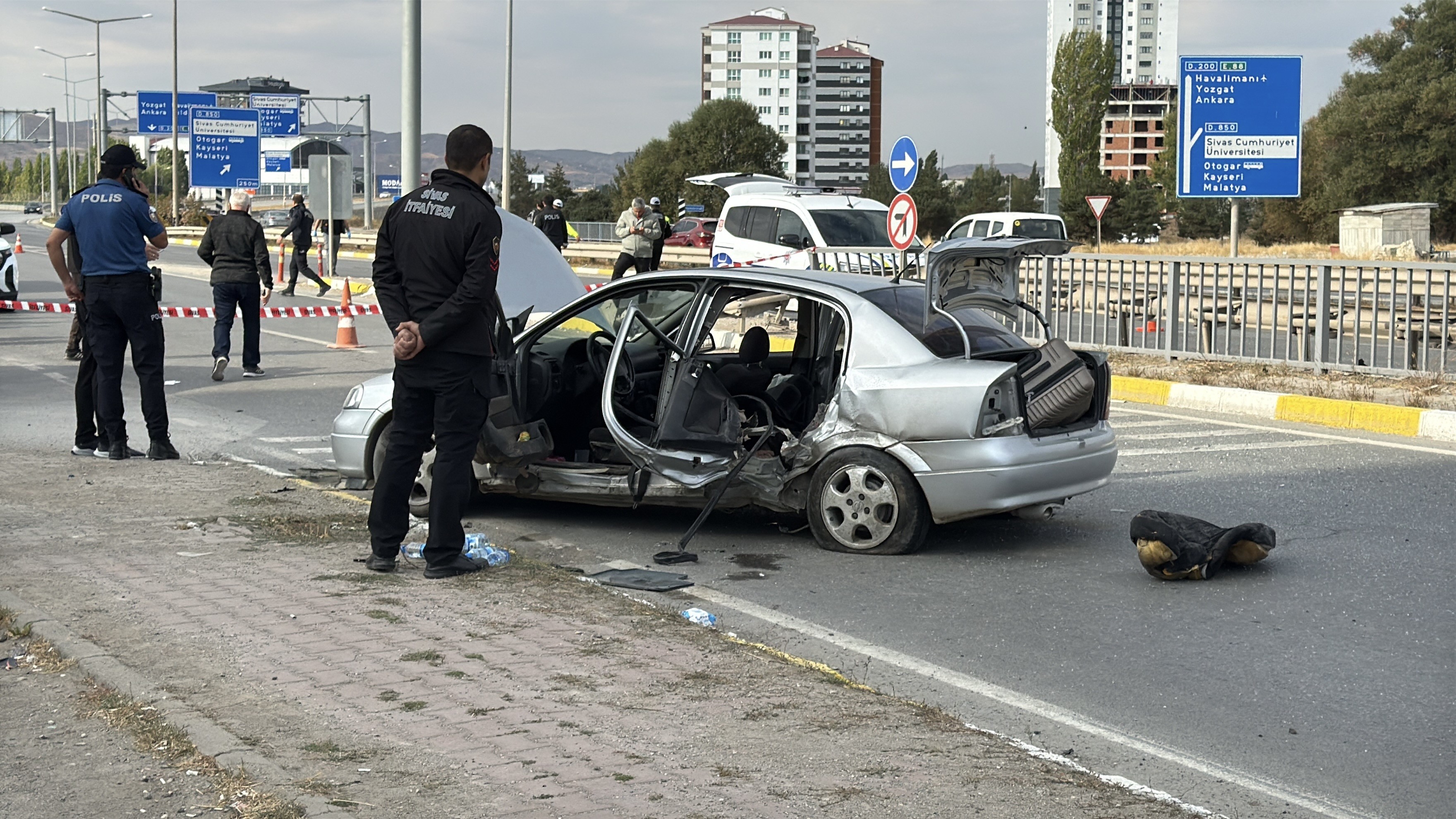 Sivas'ta iki otomobil çarpıştı: 1 ölü 3 yaralı!