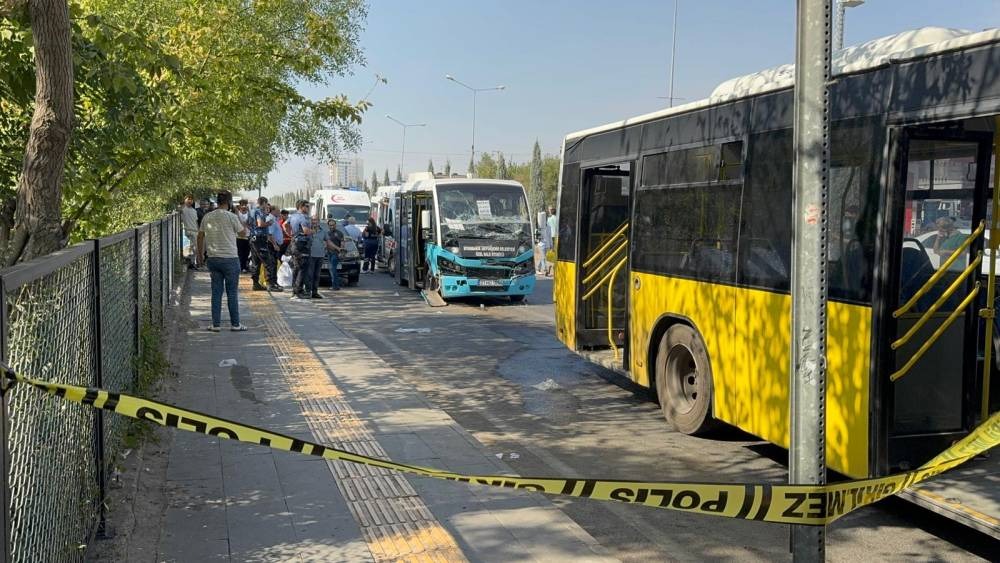 Minibüs durağa daldı! Can pazarı yaşandı
