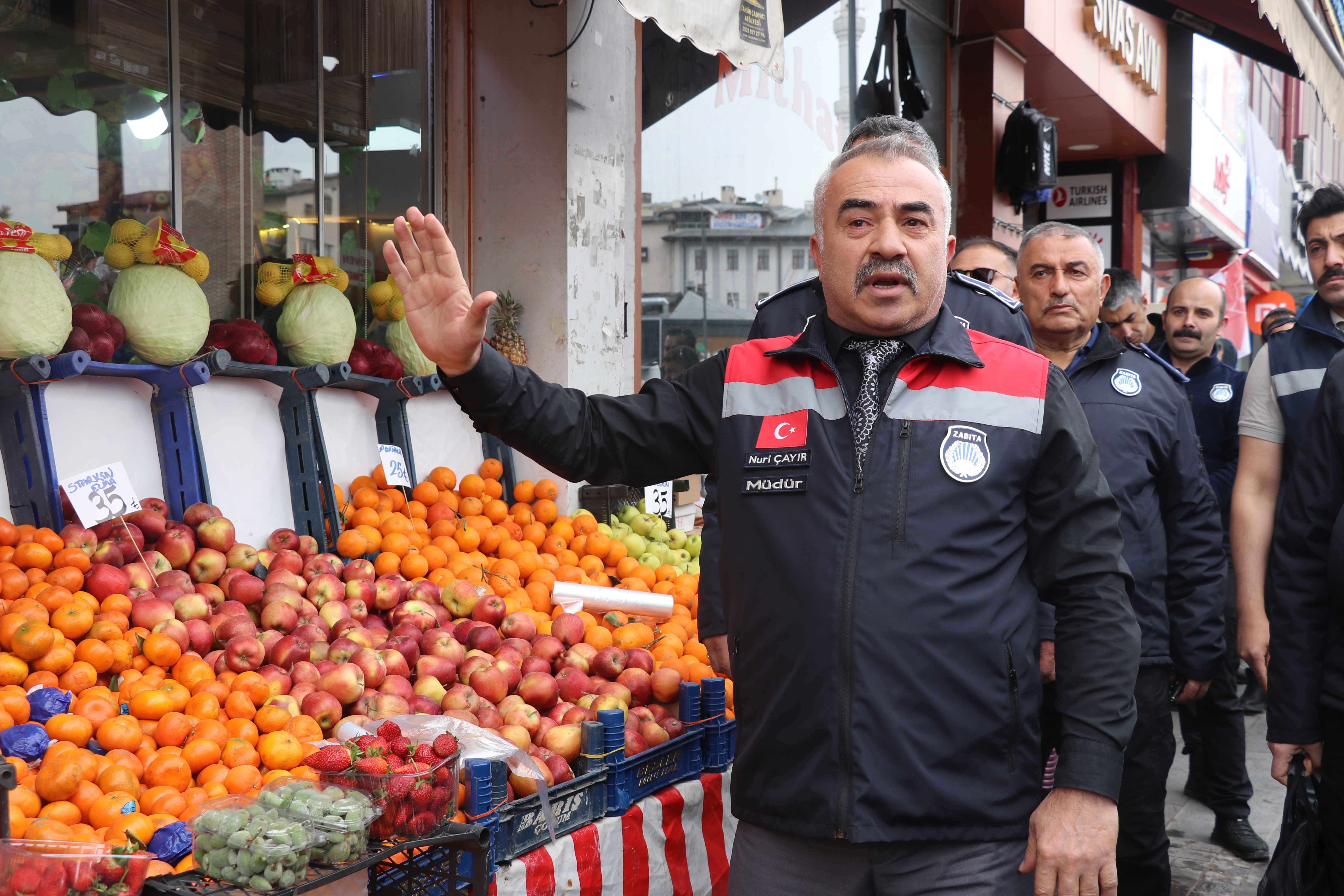 Sivas'ta Zabıta kaldırım işgaline geçit vermiyor