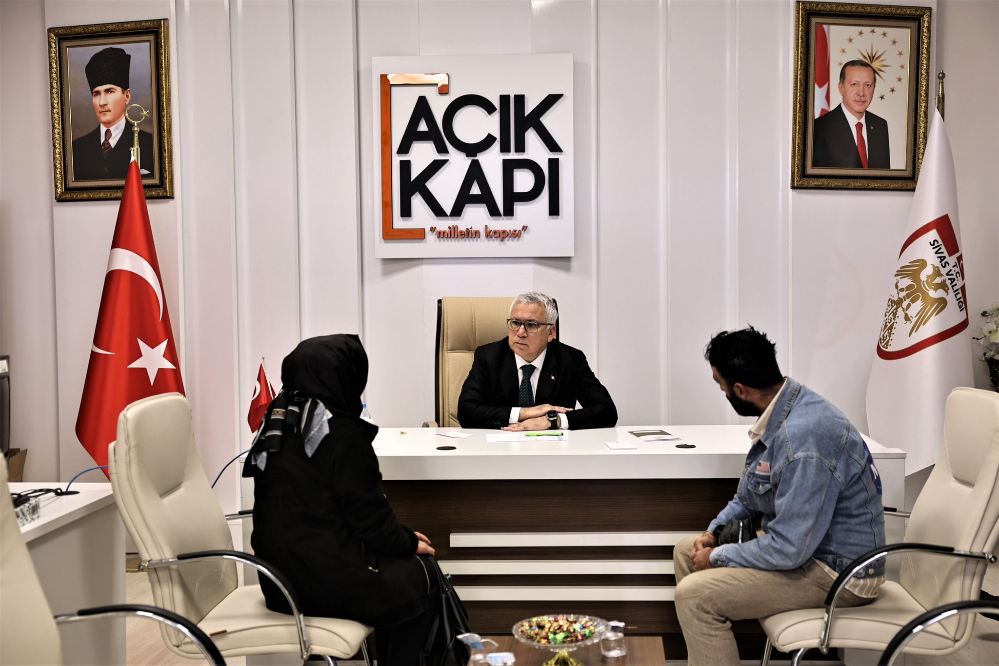 Vali Şimşek, Halk Günü’nde Vatandaşlarla Buluştu