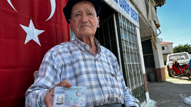 90 yaşında 50 yıldır bakkal işletiyor