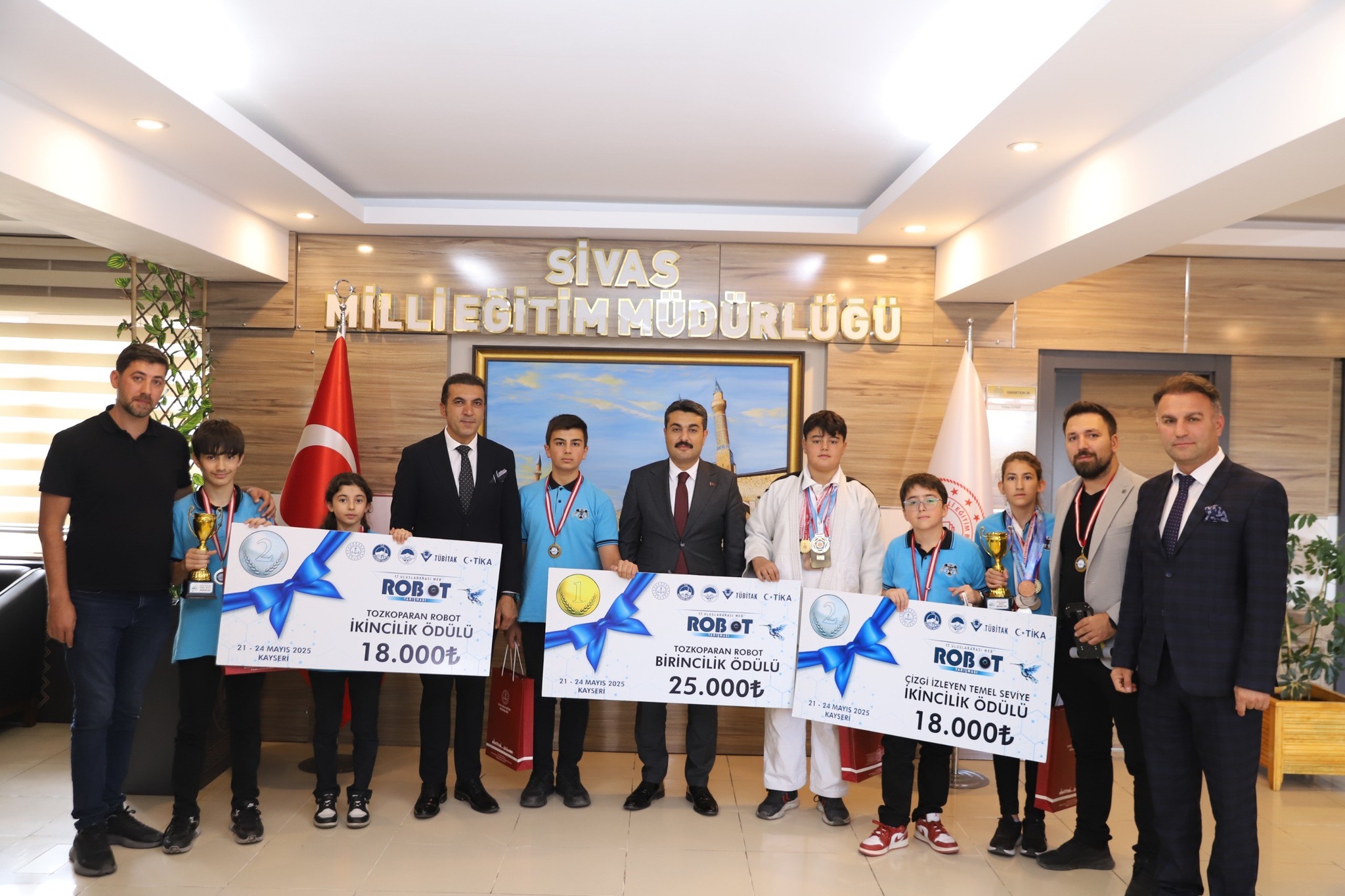 MEB Robot Yarışmasında Sivaslı Öğrencilerden Büyük Başarı