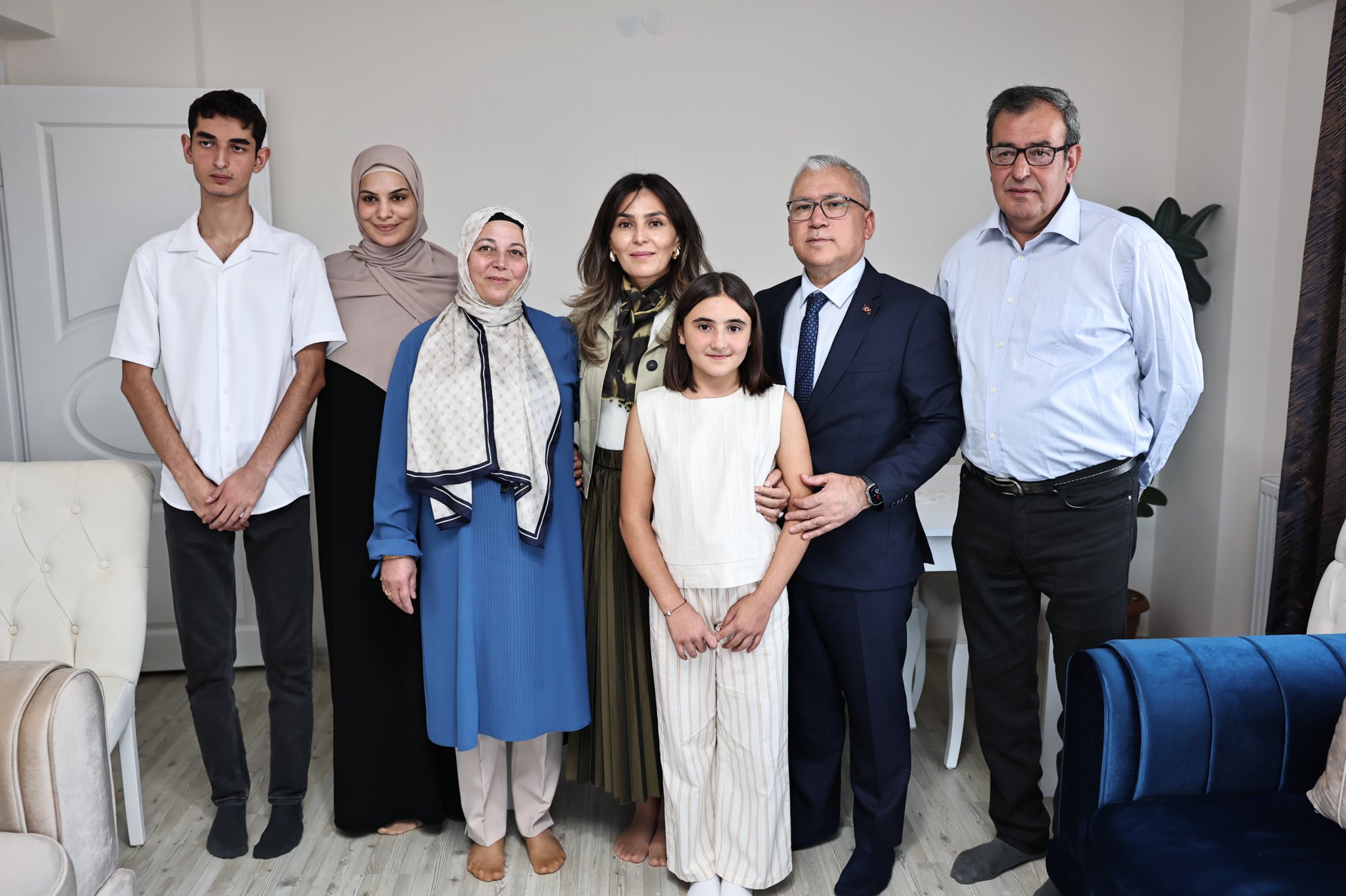Vali Şimşek’ten koruyucu aileye ziyaret