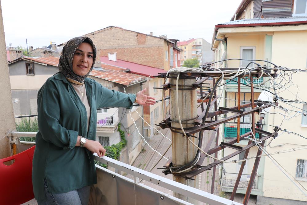 Yağmurlu havalarda da evi elektrik direğinden çıkan kıvılcımlar aydınlatıyor