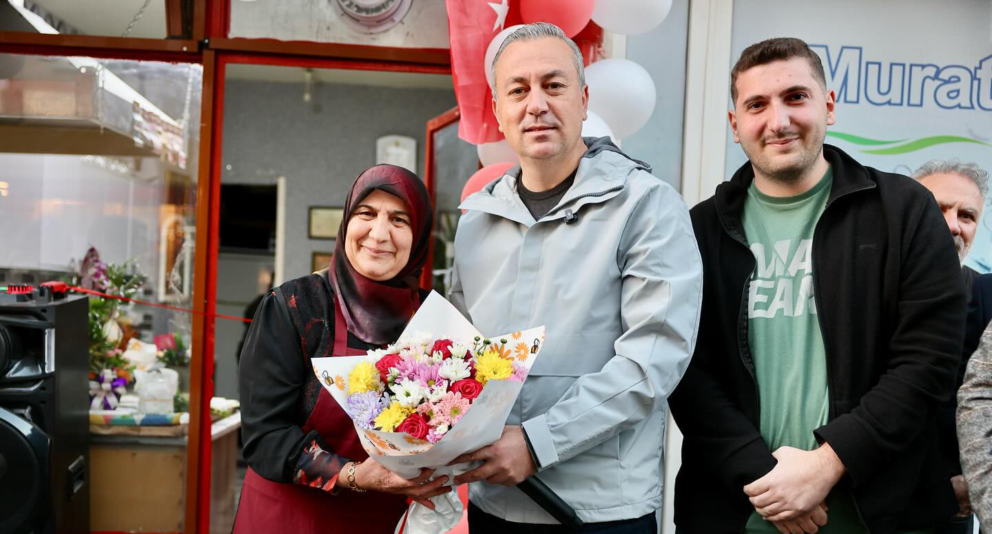 Çiçekli Caddesi’nde çiçeklerle karşılandı