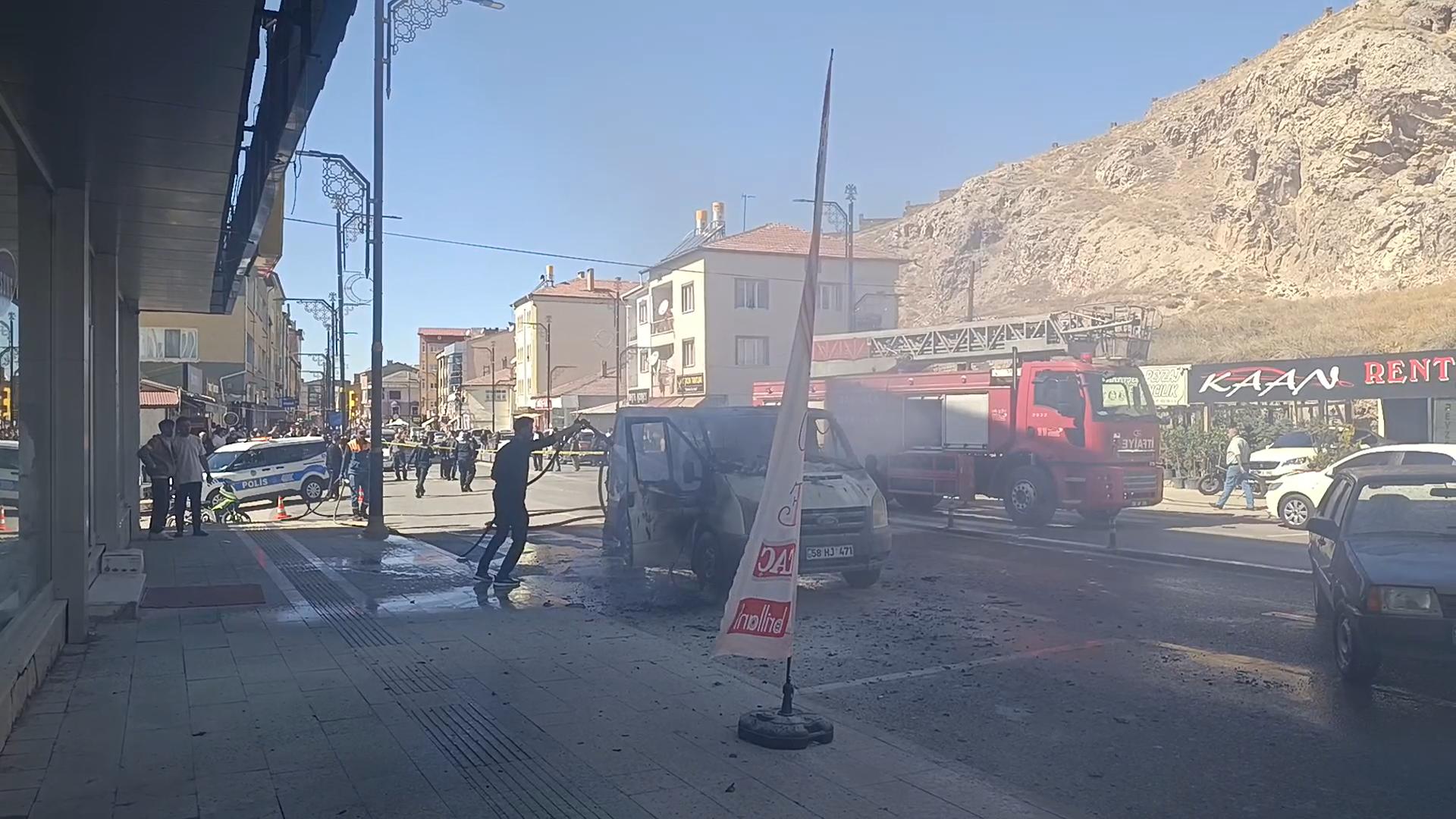 Sivas'ta park halindeki hafif ticari araç yandı