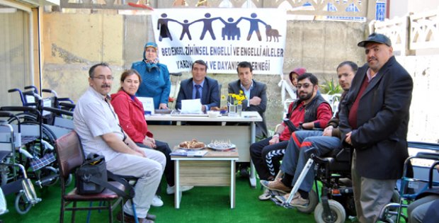 Tekerlekli Sandalyeler Sahiplerini Bekliyor