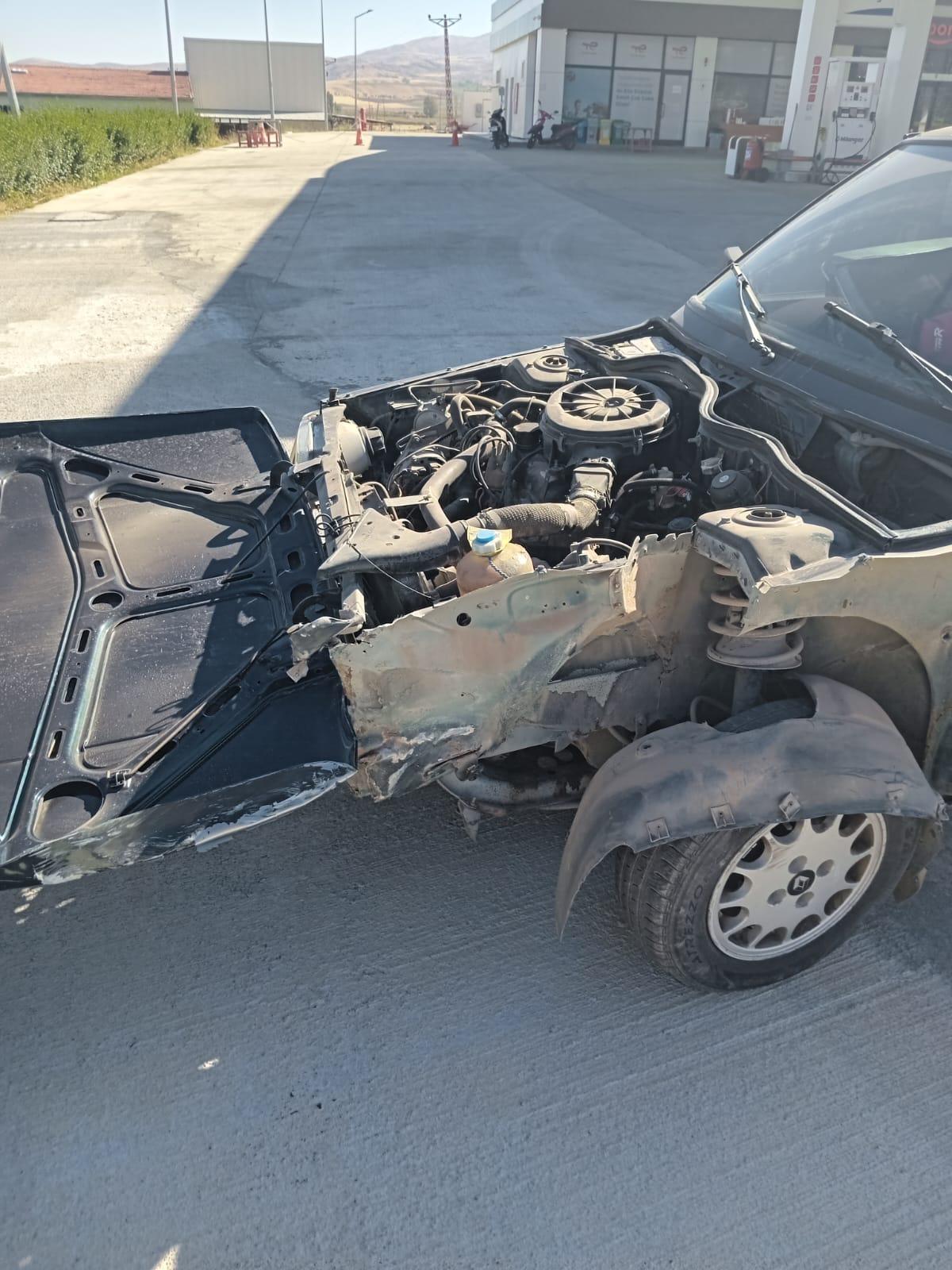 Gemerek'te Kaza: Araç Kullanılamaz Hale Geldi