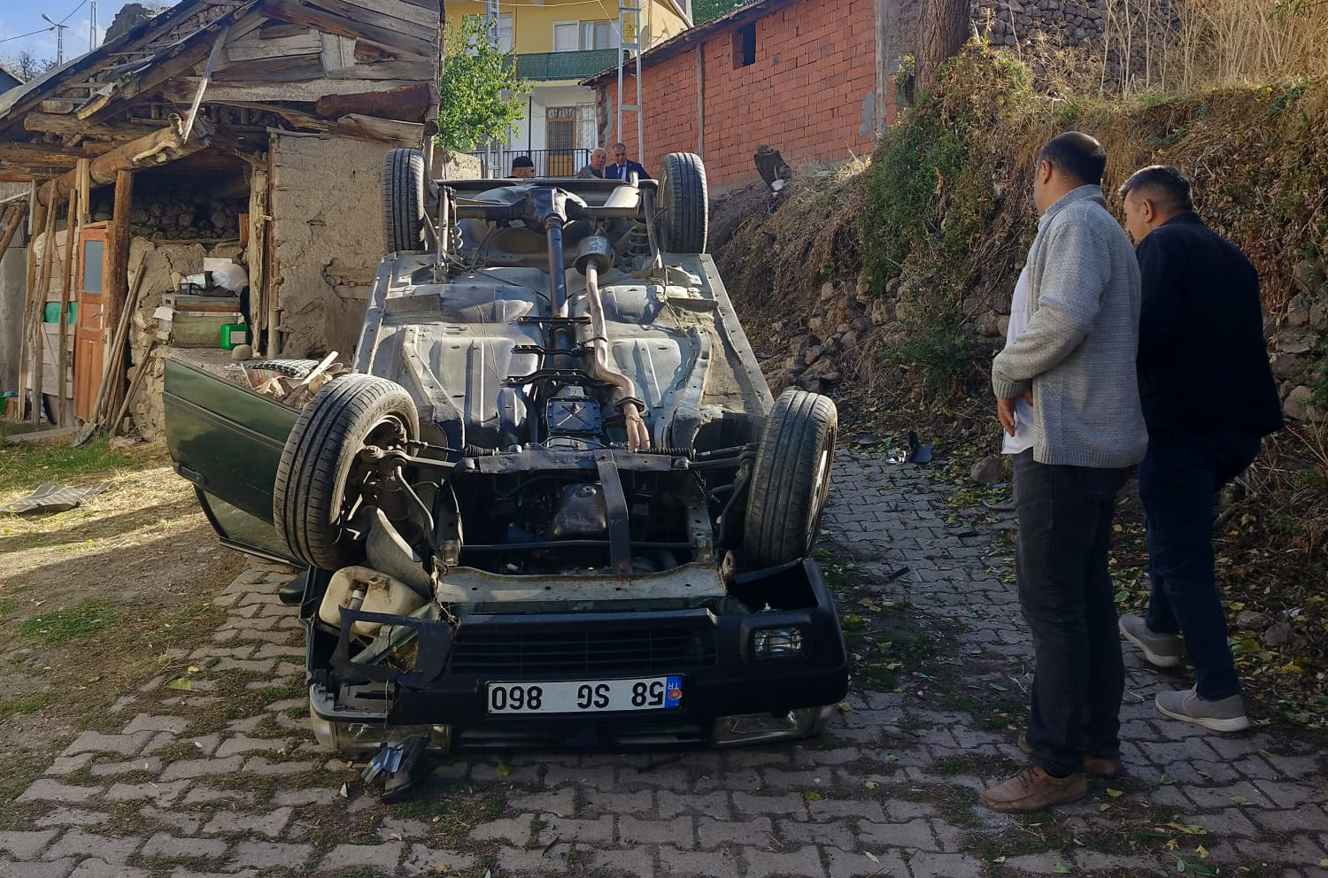 Sivas'ta otomobil devrildi: 2 yaralı!