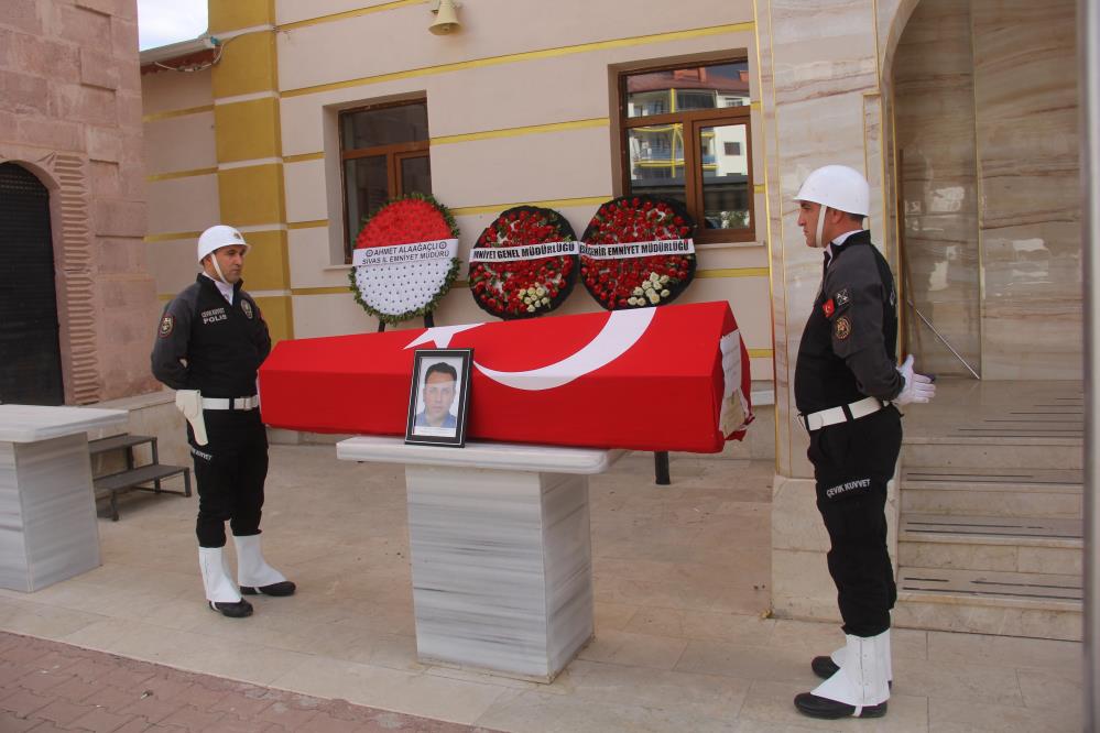 Hayatını kaybeden polis eşinin isteği üzerine Sivas’ta defnedildi