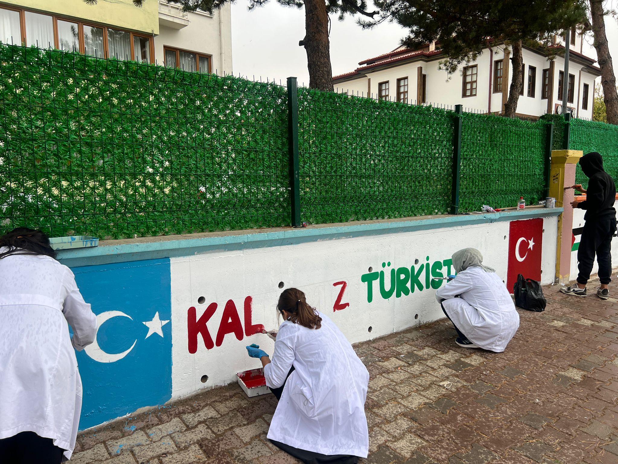 Sivas Ülkü İmam Hatip’ten Anlamlı Destek: Duvarlar Filistin ve Doğu Türkistan İçin Renkleniyor