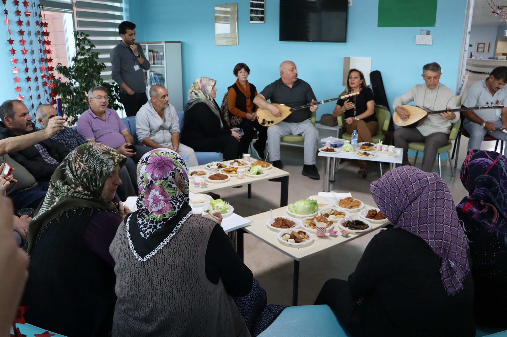 Hastalar ve yakınları müziğin gücüyle  moral buldu
