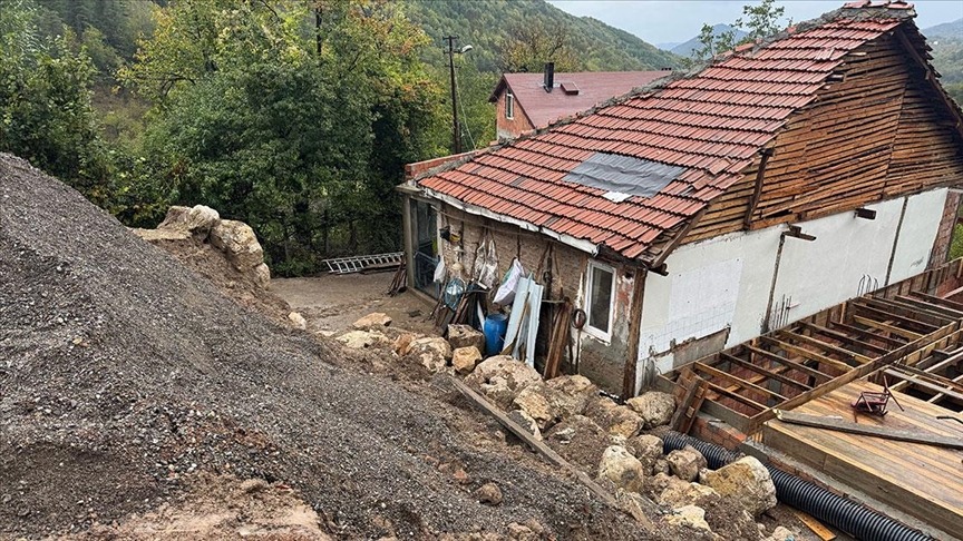 Yağış heyelana neden oldu