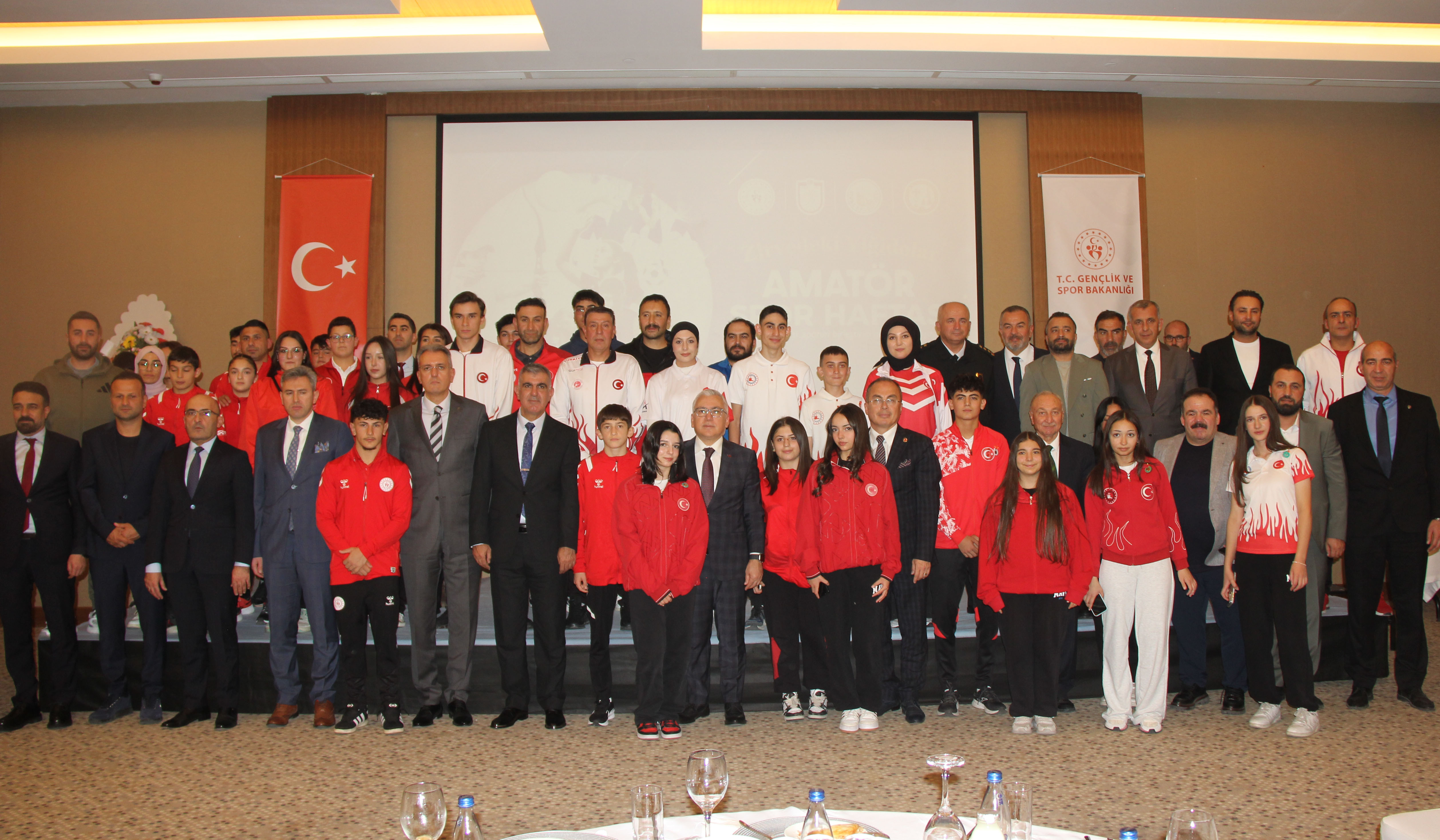 “Zirvedeki Yiğidolar” ödüllerini aldı