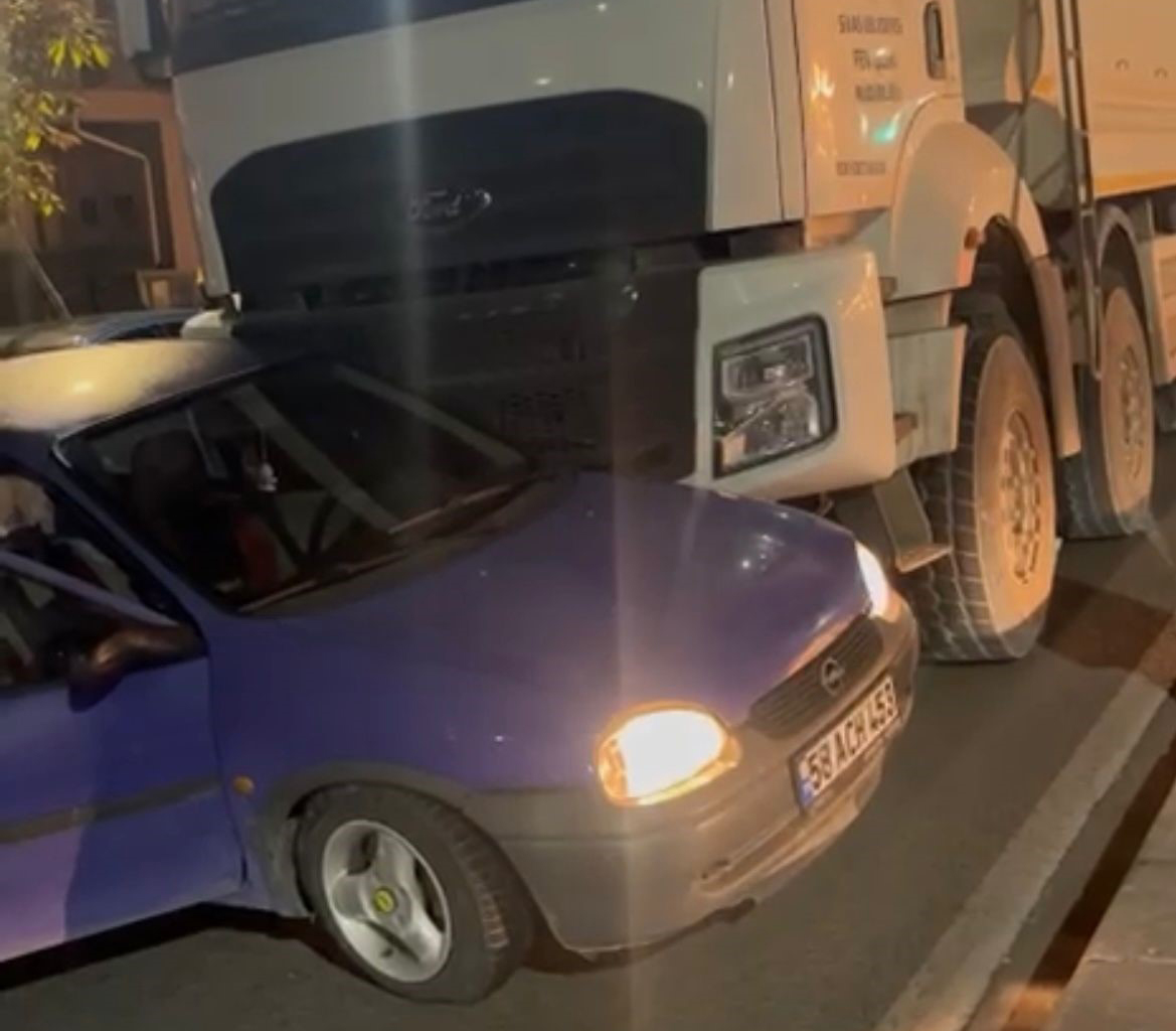 Sivas’ta seyir halindeki kamyon otomobile çarptı