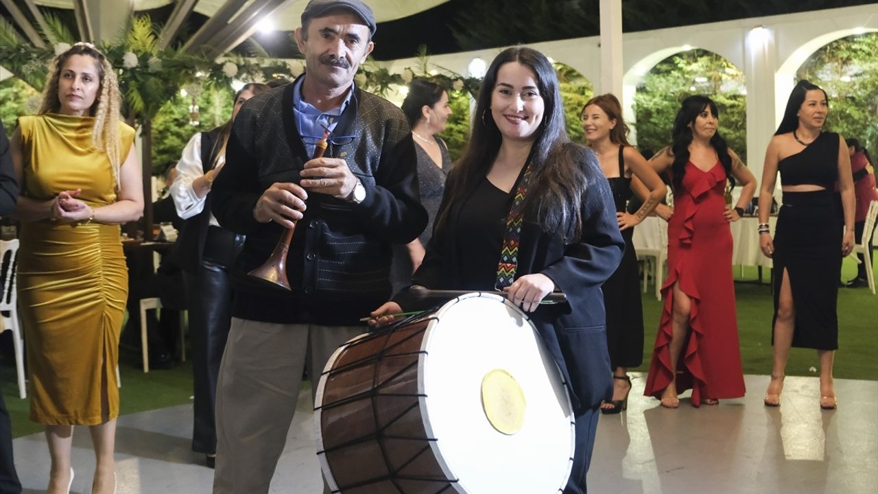 Sivaslı baba ve kız düğünlerin vazgeçilmezi oldu!