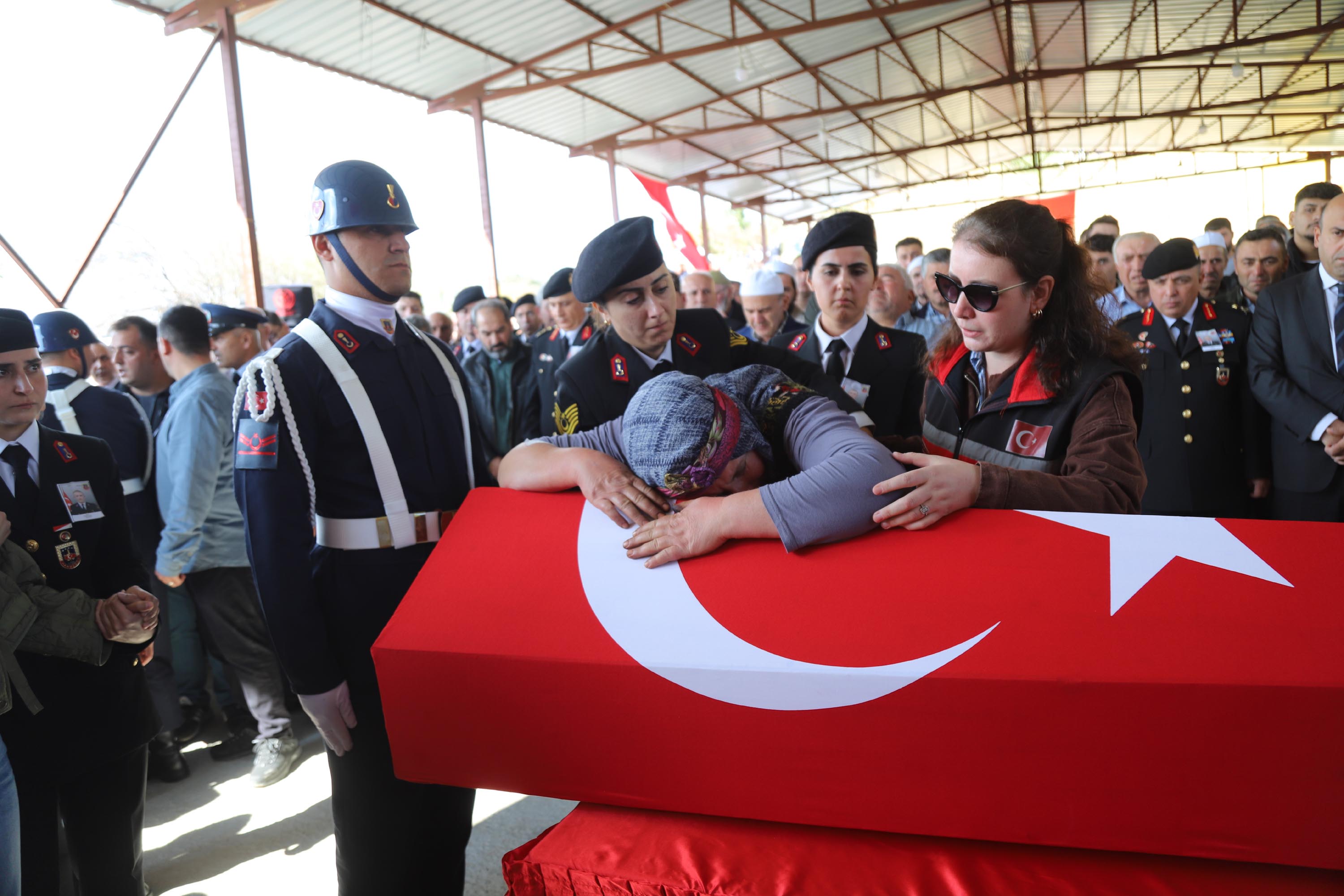 Şehit jandarma son yolculuğuna uğurlandı