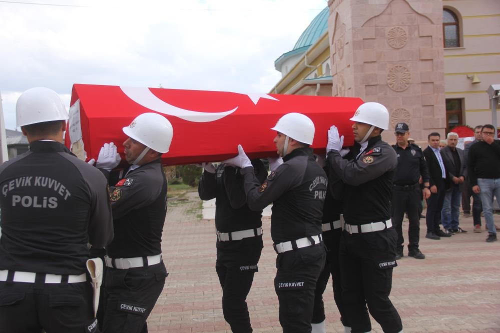 Kansere yenik düşen polis memuru, Sivas’ta toprağa verildi