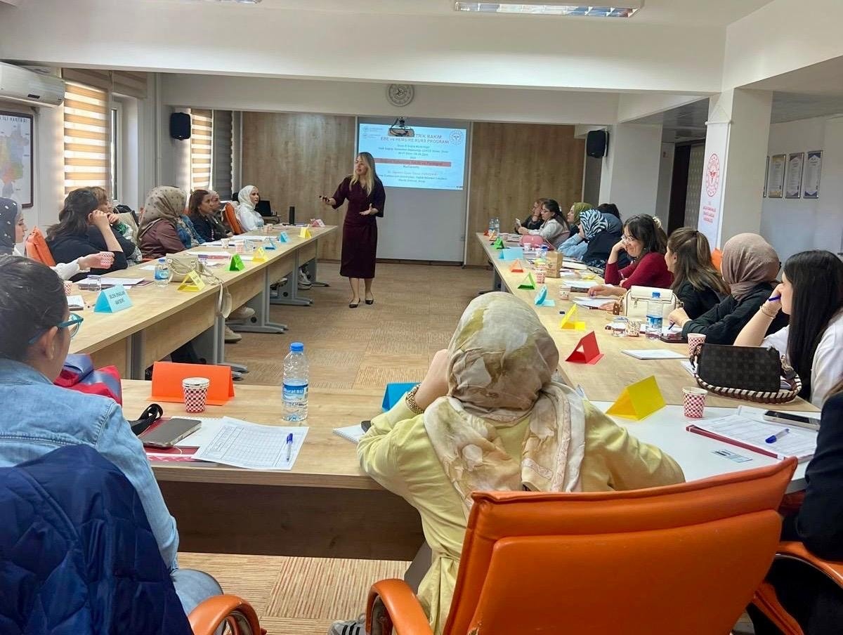 Çevre illerden gelen ebe ve hemşireler Sivas'ta eğitim aldı