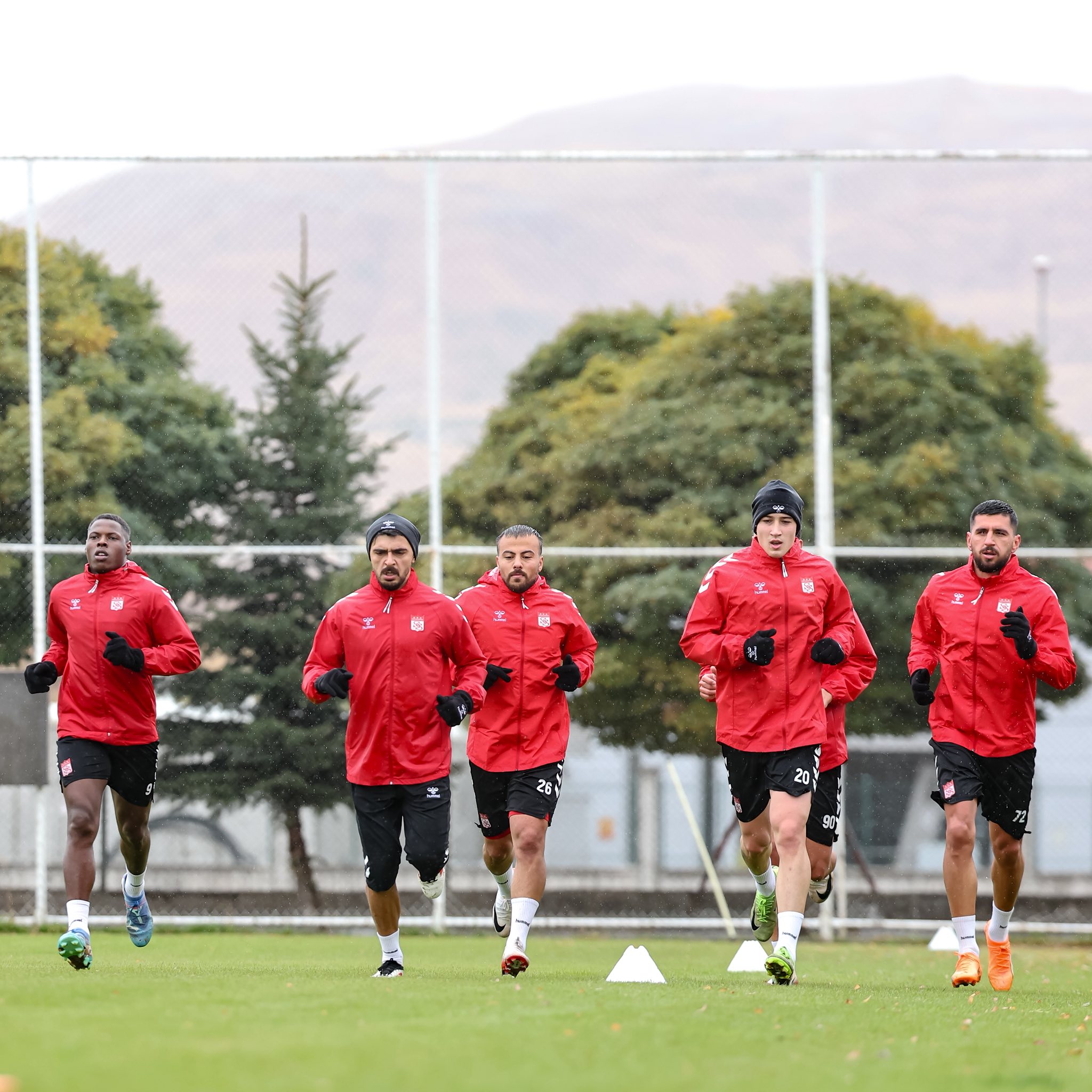 Sivasspor sağanak altında çalıştı