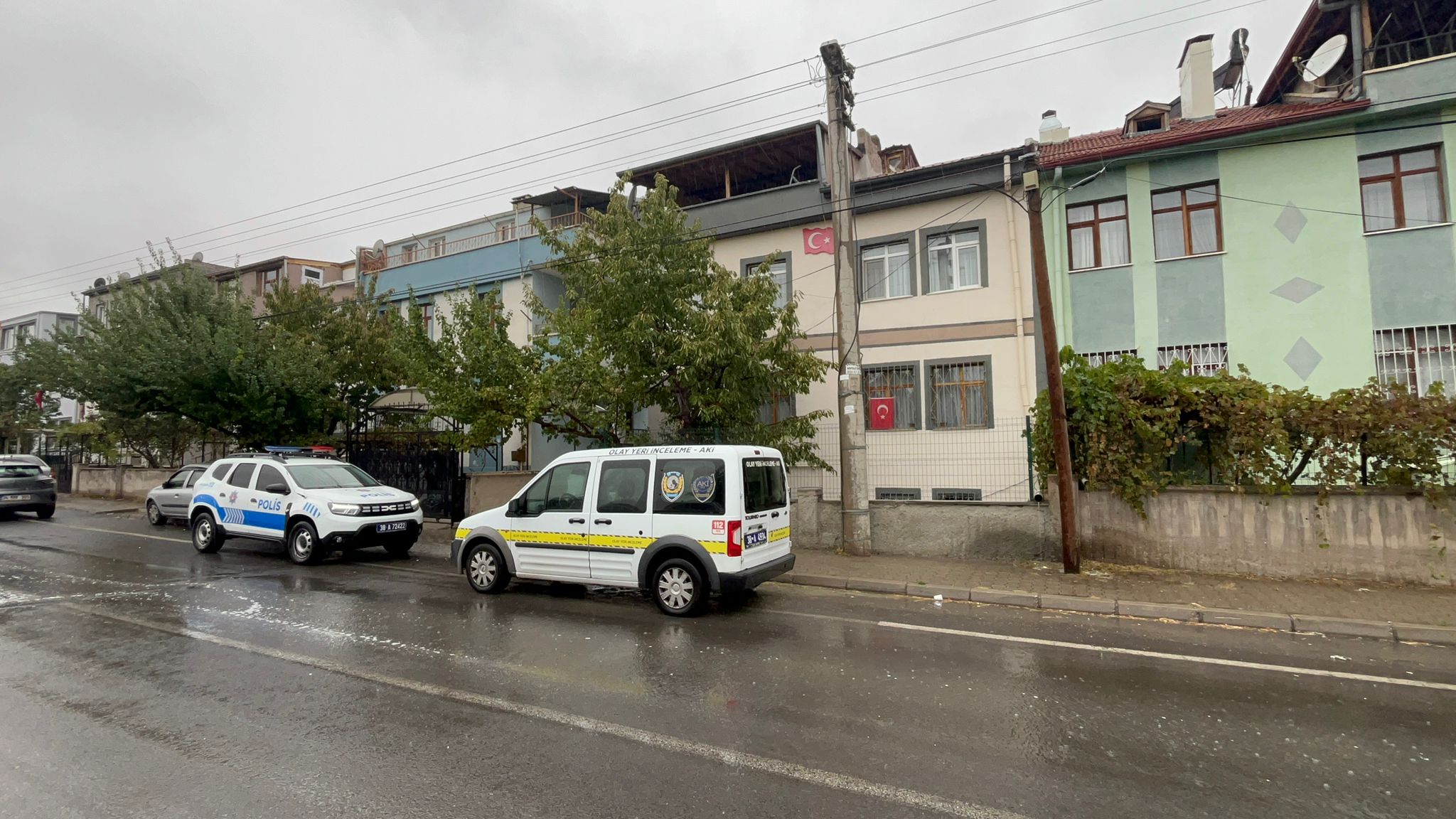Yağmurlu havada tamir ettiği çatıyı kontrol ederken ayağı kayıp düştü