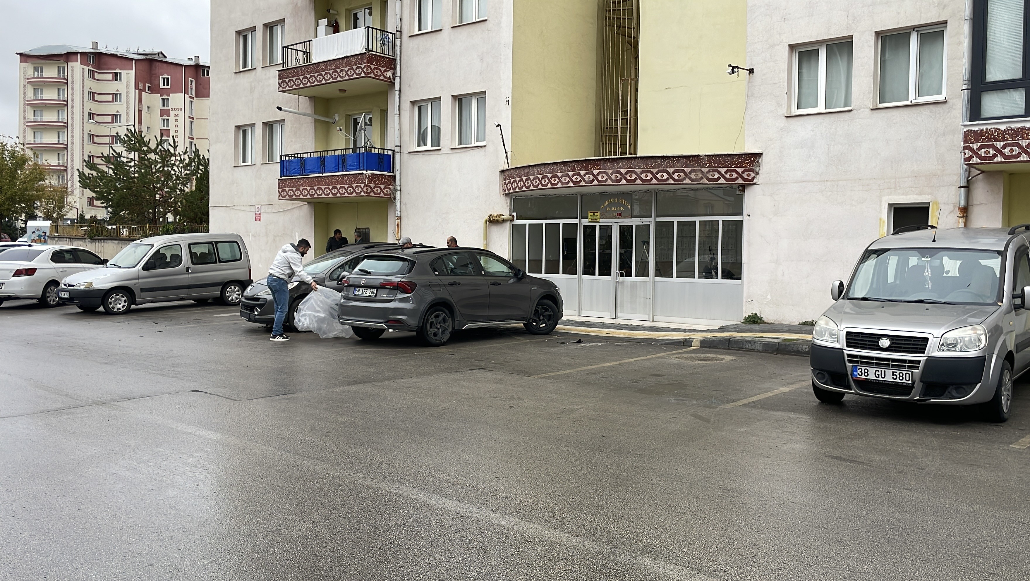 Sivas'ta kontrolden çıkan otomobil 5 araca çarparak durdu