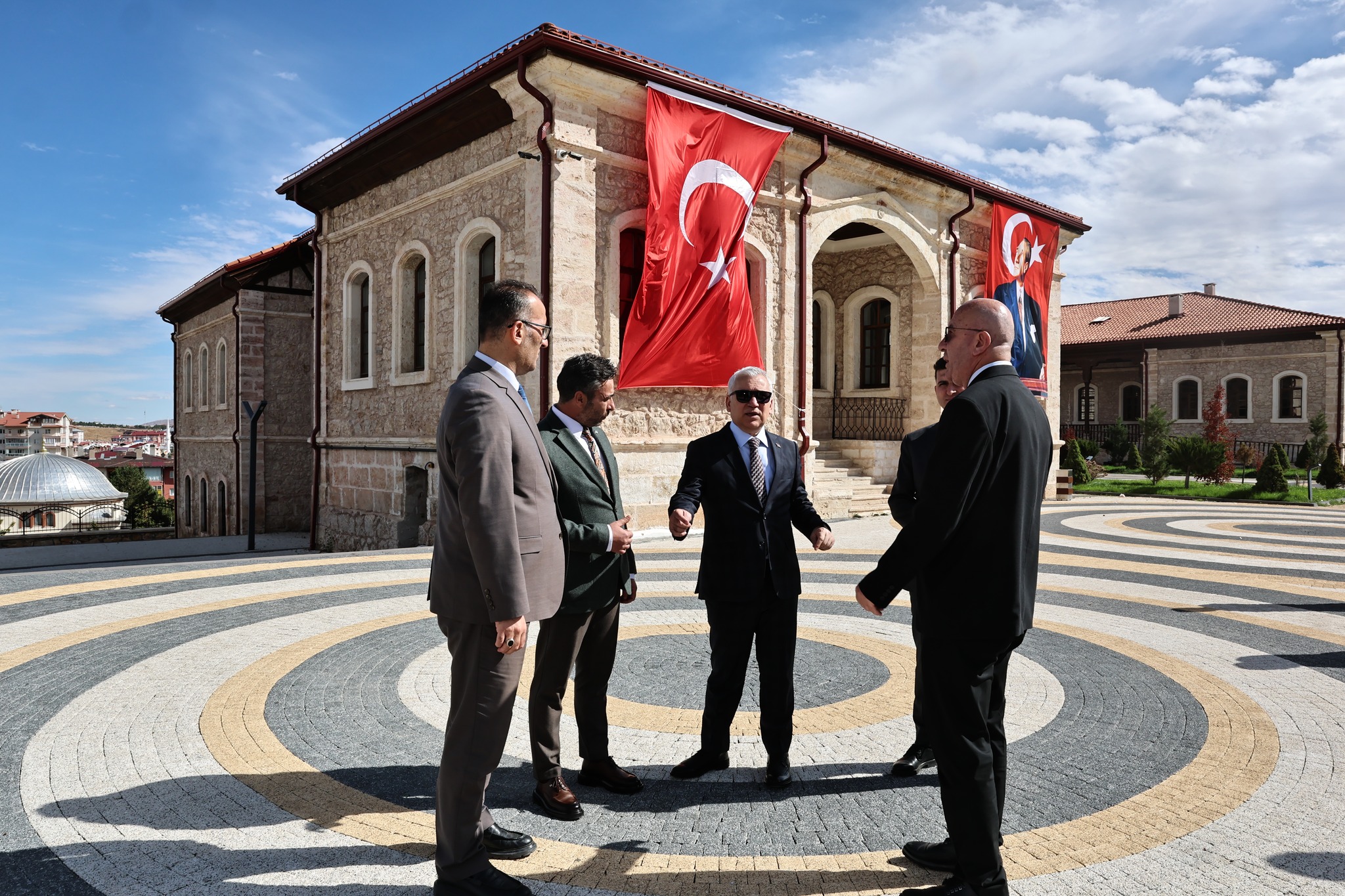Vali Şimşek, açılış öncesi kütüphanede incelemelerde bulundu