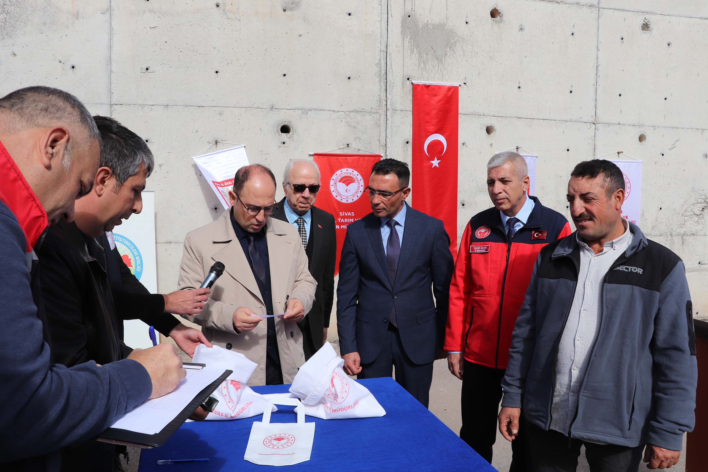 Sivas’ta 41 damızlık boğa dağıtıldı