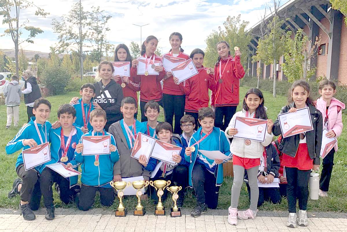 Cumhuriyet Üniversitesi Ortaokulu’ndan Oryantiringte Geleneksel Başarı