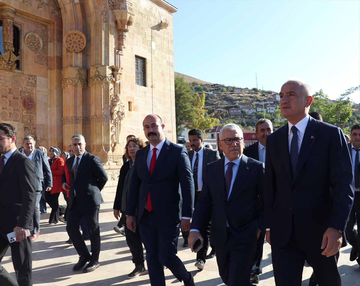 Kültür ve Turizm Bakanı Ersoy, Divriği Ulu Camii ve Darüşşifası'nı ziyaret etti