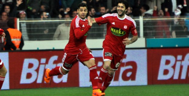 Cicinho İki Golünü De Fener´e Attı!