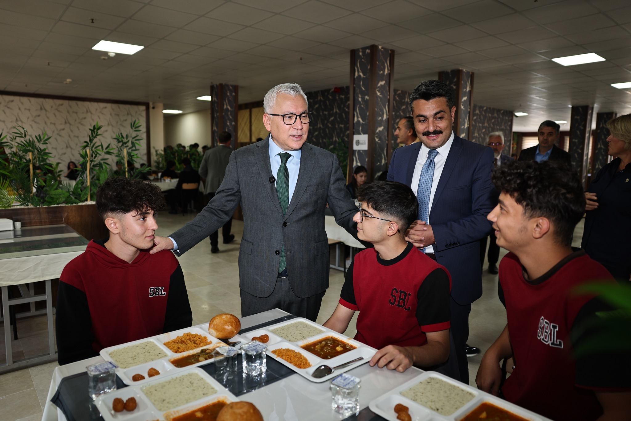 Vali Şimşek öğrencilerle aynı sofrada yemek yedi