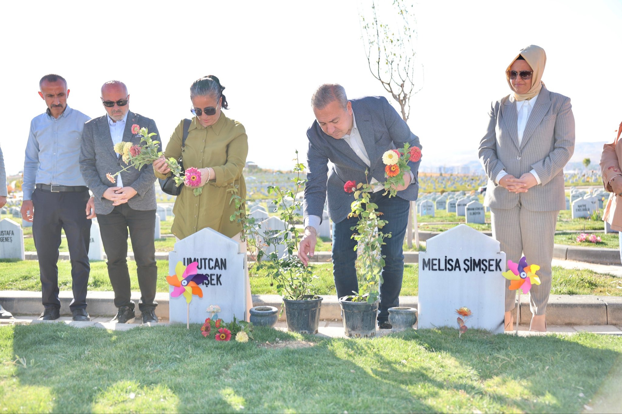 Melisa ve Umutcan kabirleri başında dualarla anıldı