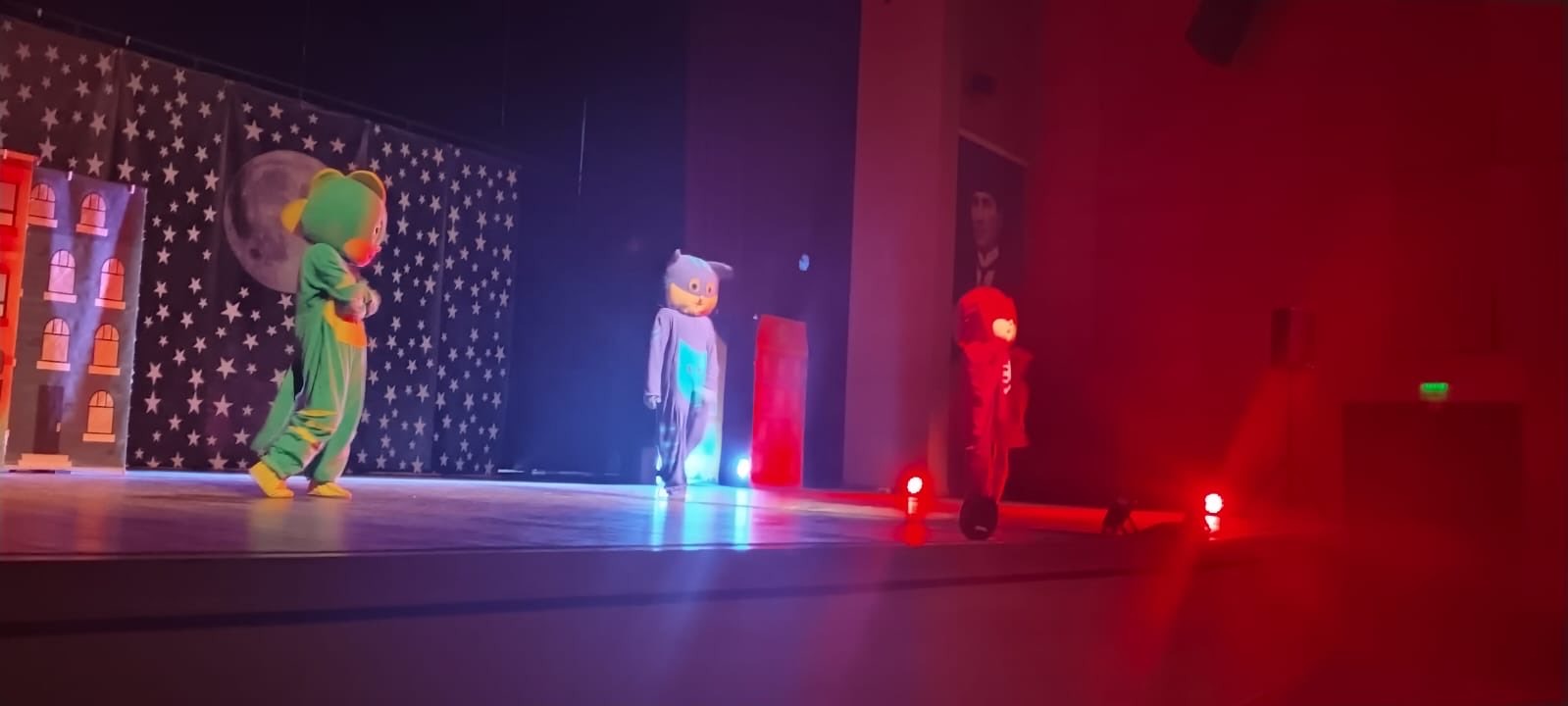 Sivas Çocuk Evleri Sakinleri Tiyatro ile Eğlendi