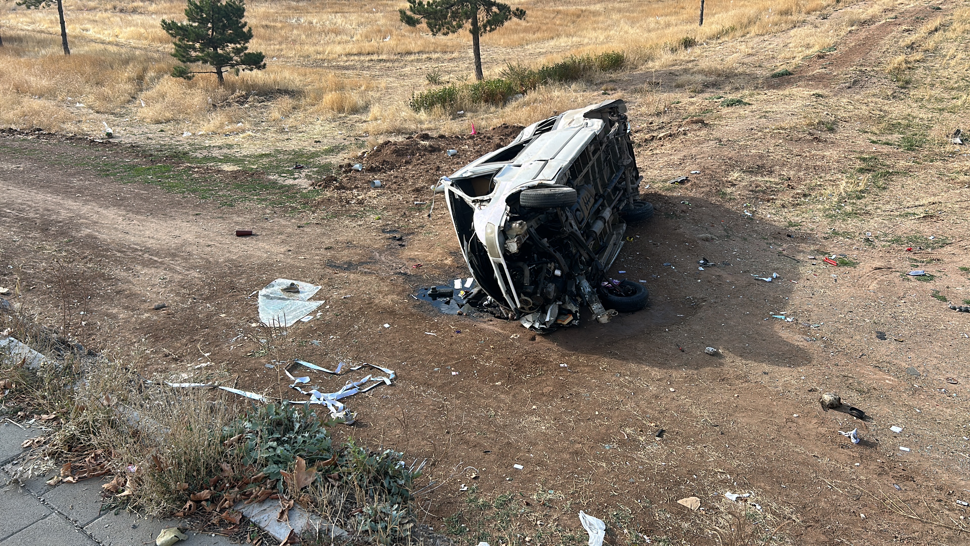 Sivas'ta minibüs, istinat duvarından düştü