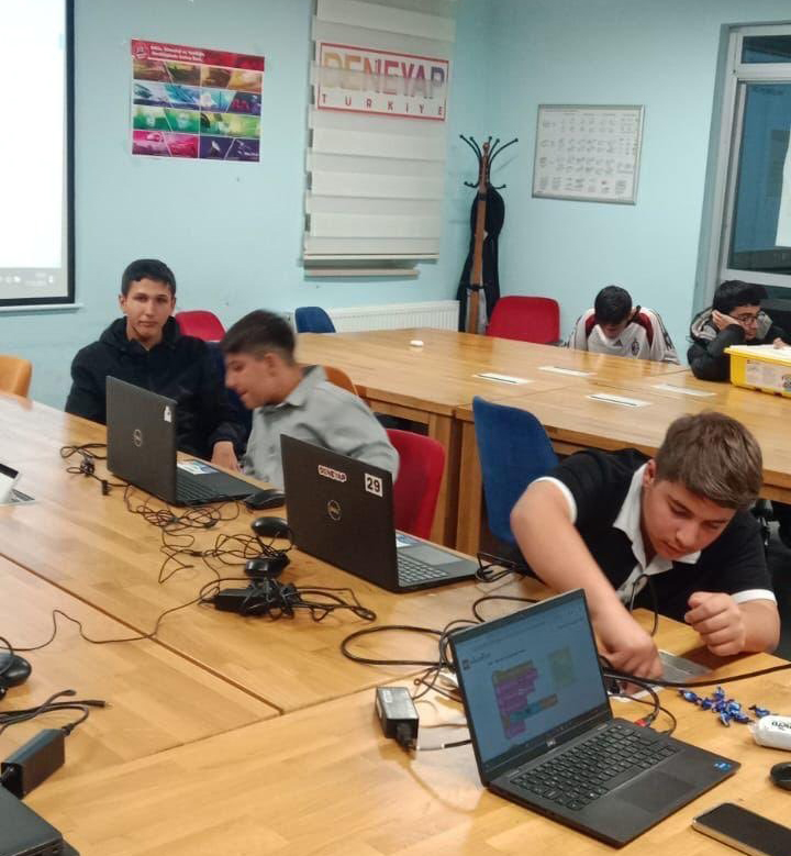 Sivas’ta çocuklar robotik kodlama eğitimi alıyor
