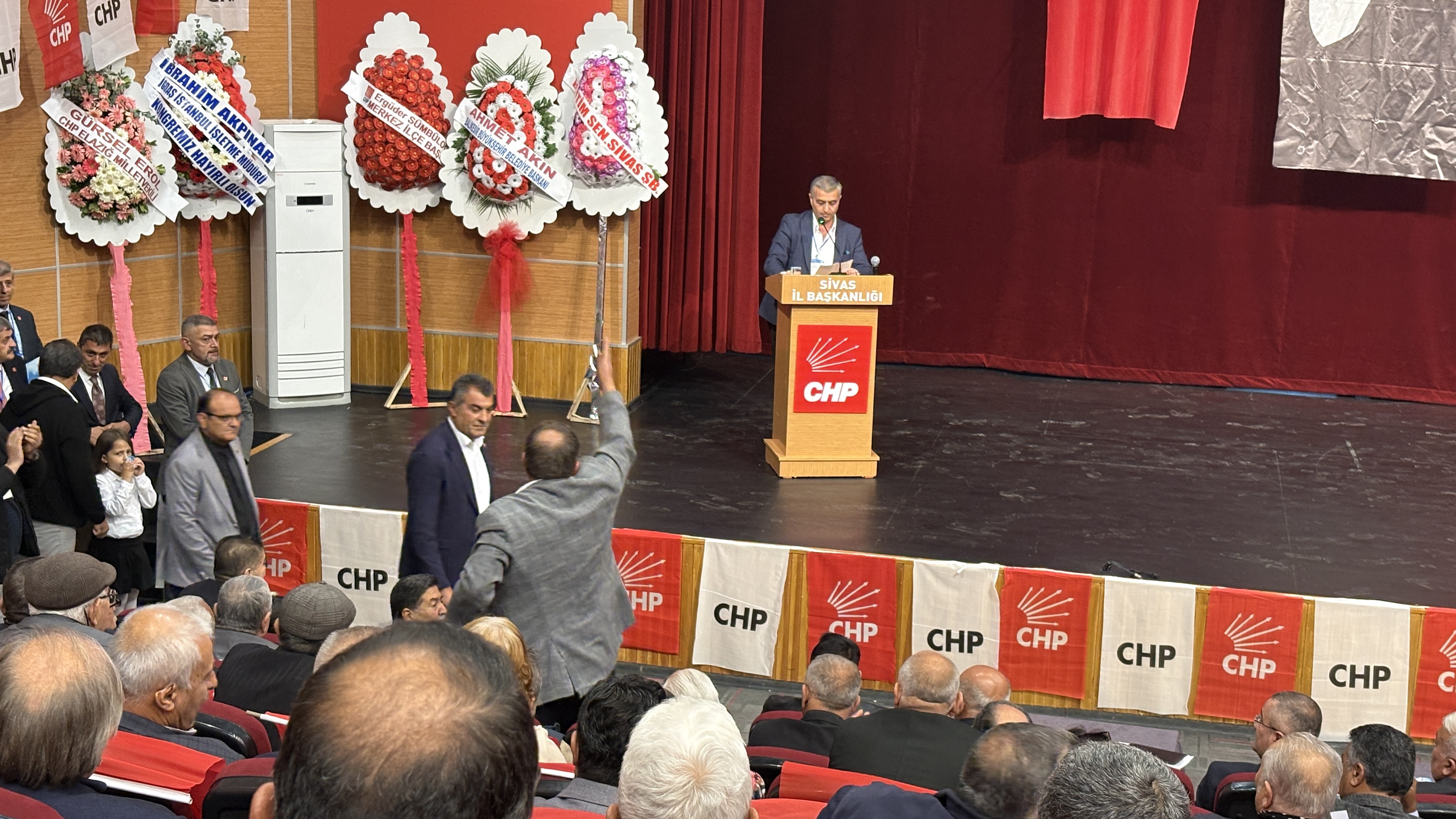 Sivas CHP İl Kongresi'nde "Etek" gerginliği
