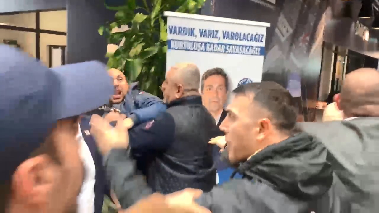 CHP kongresinde partililerle gazeteciler arasında gerginlik