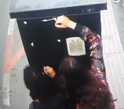 Sivas'ta gençler durak tabelasını tahrip etti!