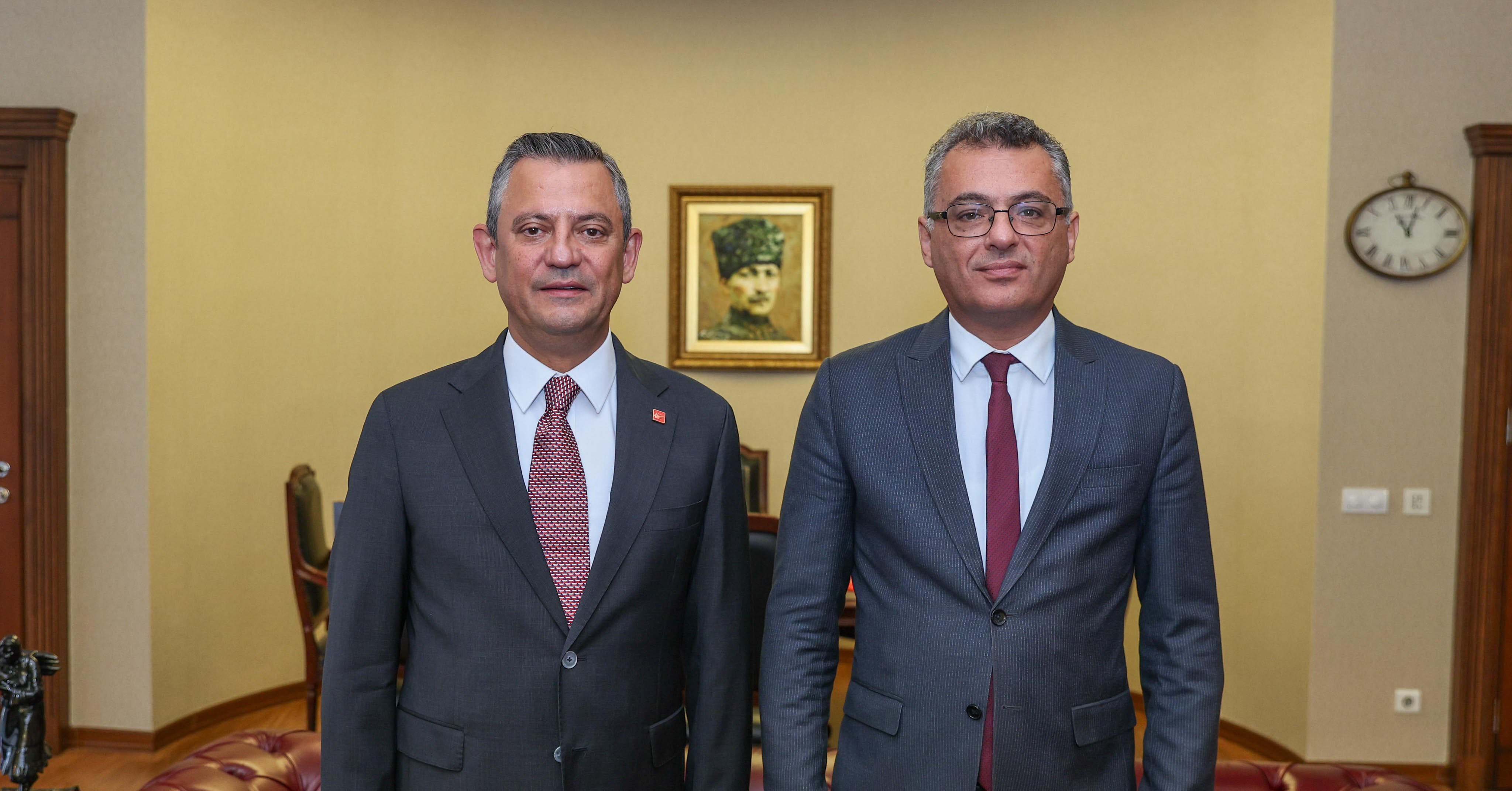 Özgür Özel'den Tufan Erhürman'a tebrik