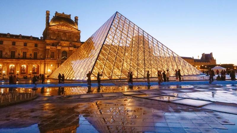 Louvre Müzesi'nden tarihi mücevherler çalındı