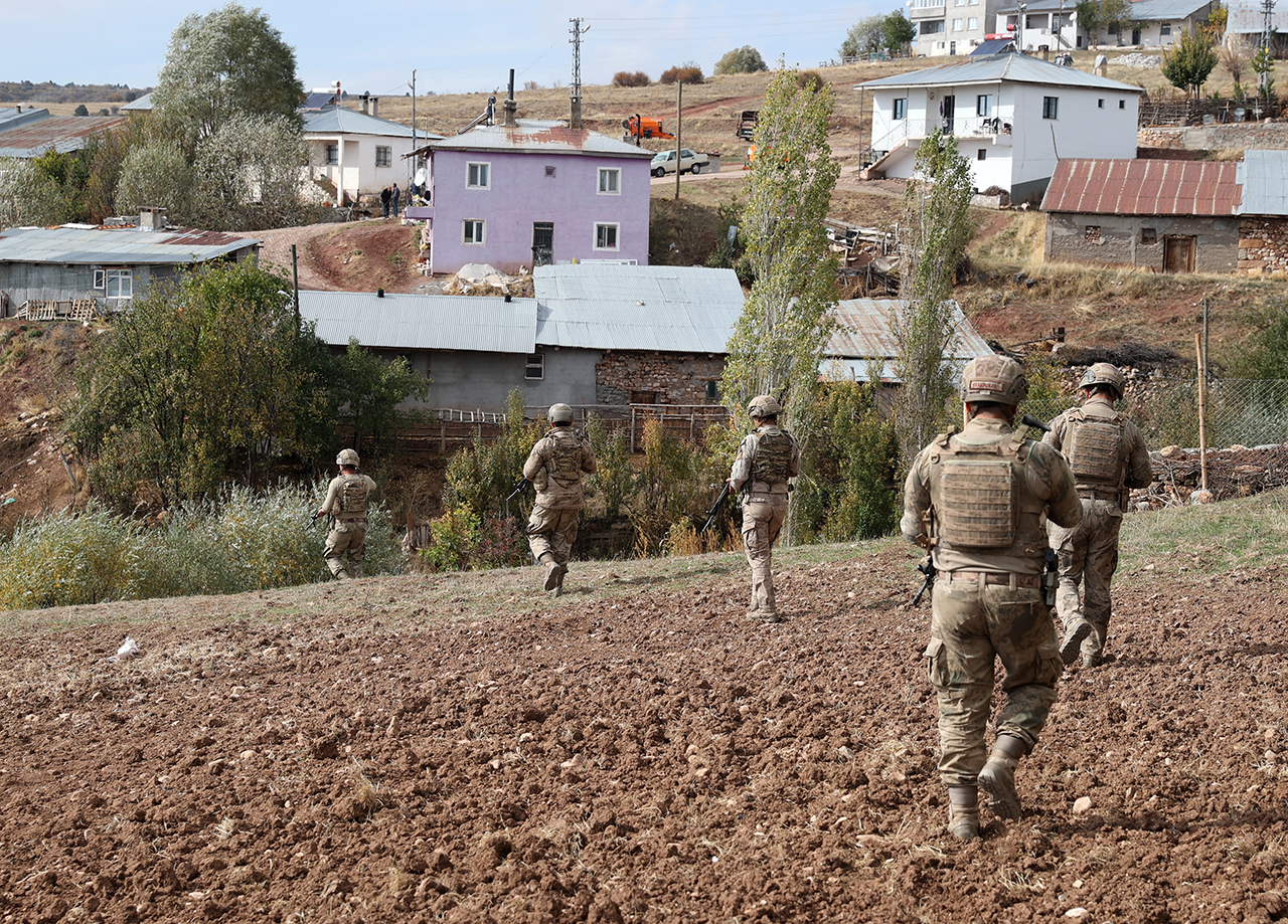 Sivas'ta ekiplerin "teslim ol" çağrısına ateşle karşılık veren zanlı vefat etti