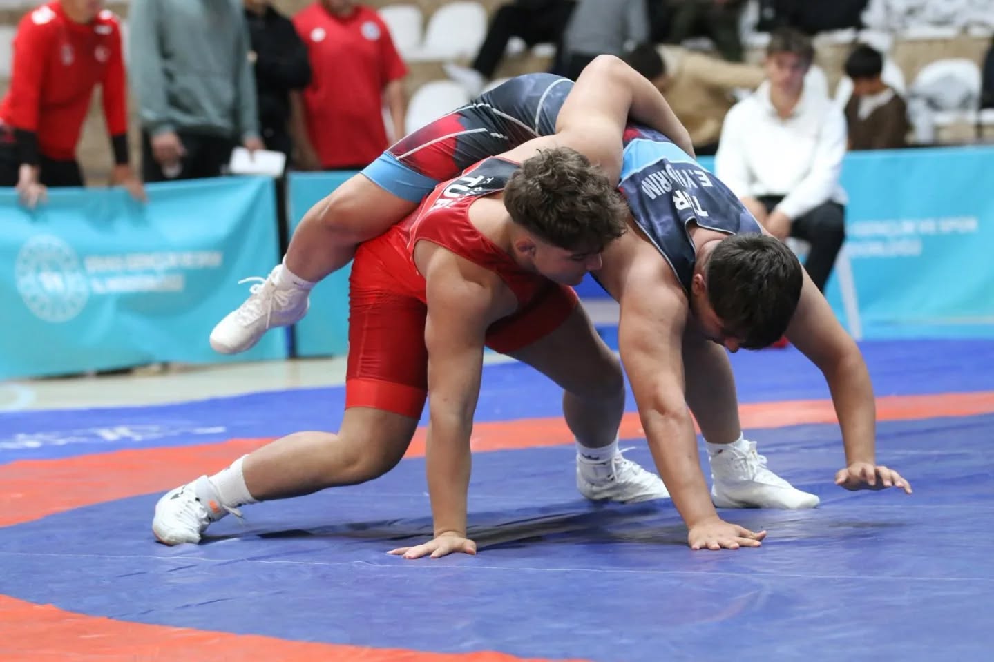 Okul sporlarında güreş rüzgarı esiyor