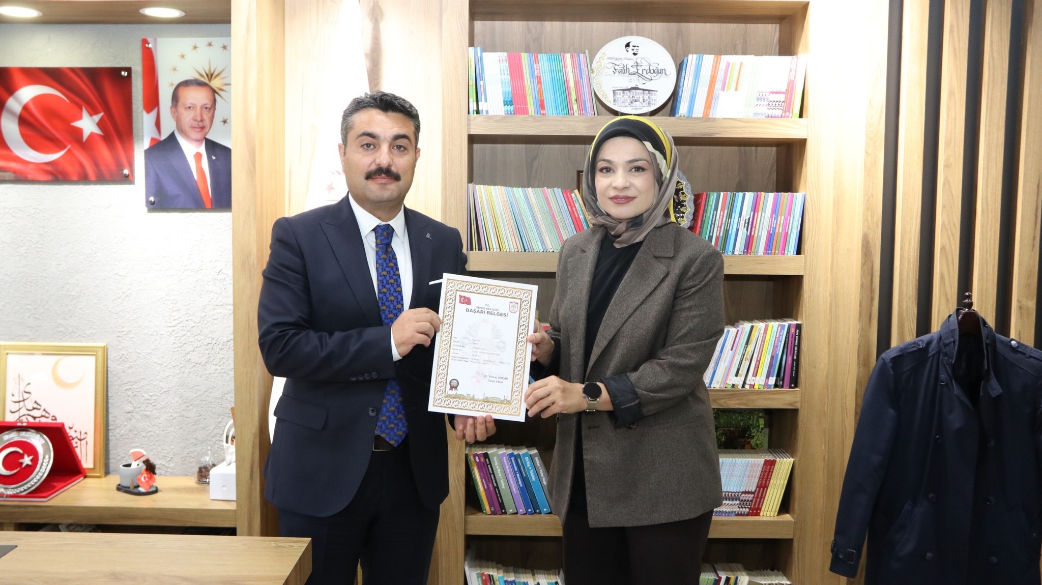 Sivas'ta hayat kurtaran öğretmene Vali Şimşek'ten takdir!