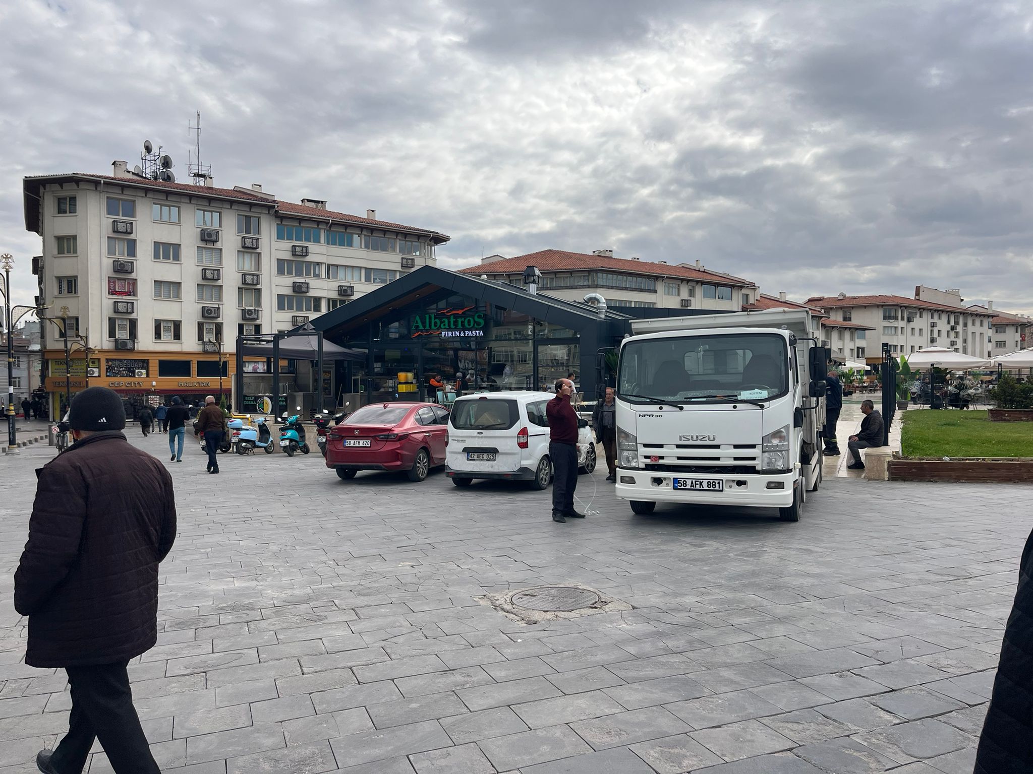 Sivas’ta yürüyüş alanı otopark oldu: Zabıta denetimi talep ediliyor