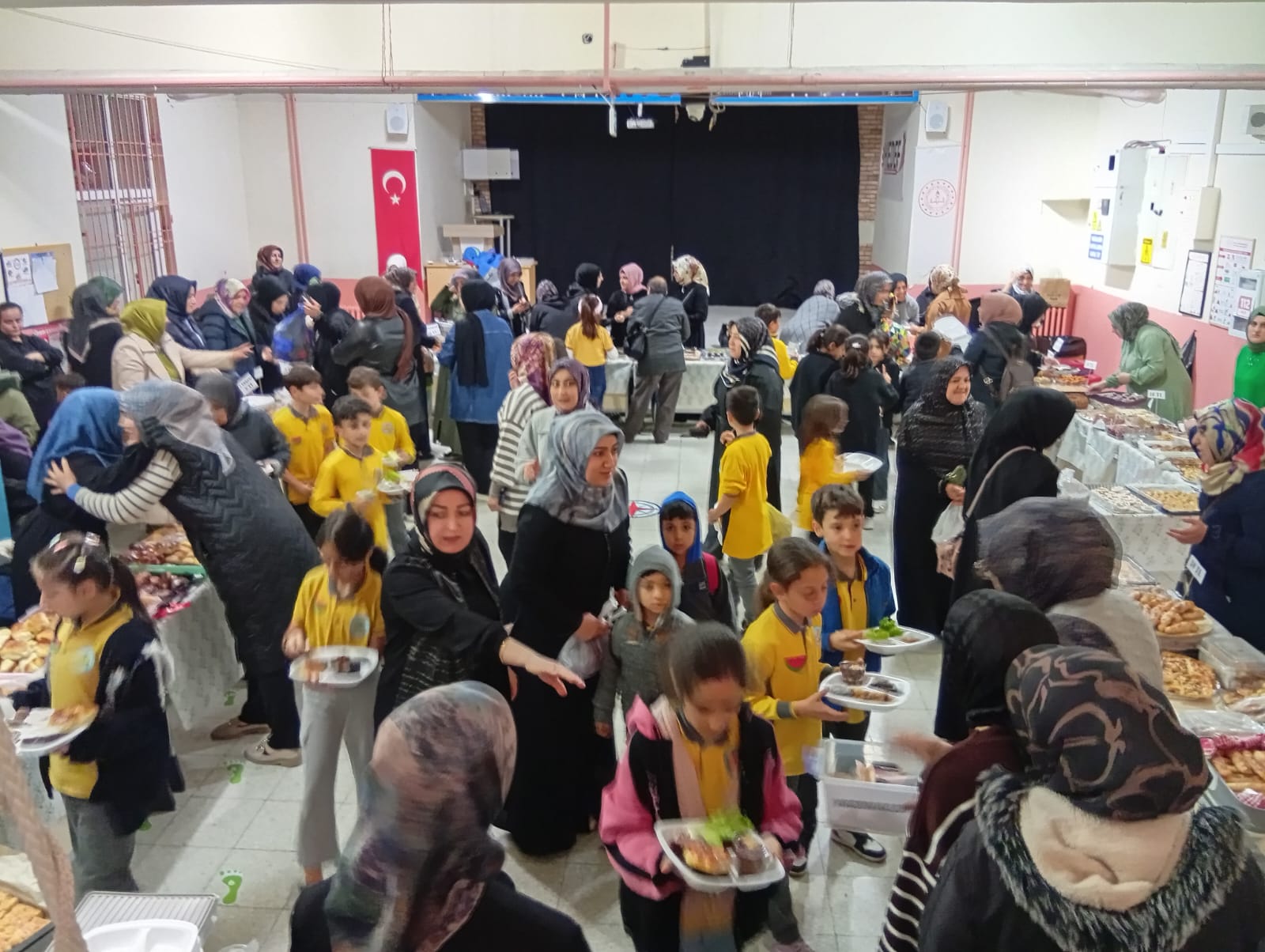 Fatih İlkokulu'ndan "Gazze" yararına kermes