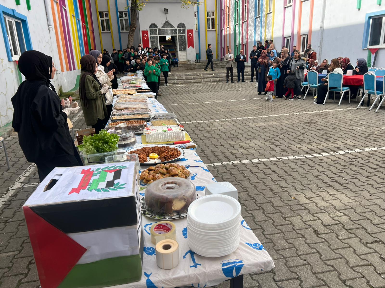 Akıncılar'da öğrenciler Filistin için kermes düzenledi